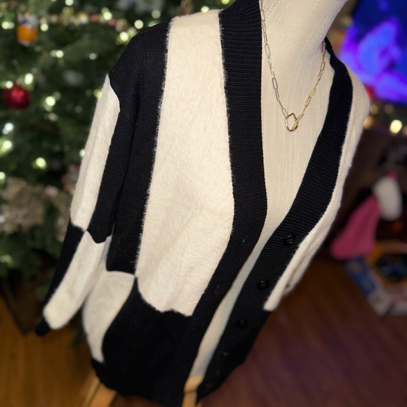 ☃️BOGO50%☃️ 🆕🖤EESOME: Large Checkered Woven Button Front Cardigan SIZE S/M - Picture 5 of 14